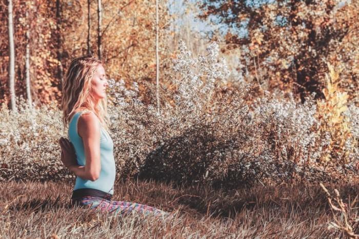 девушка в лесу